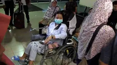Keluarga korban ambruknya balkon BEI menyambut kepulangan anak-anaknya dari Jakarta