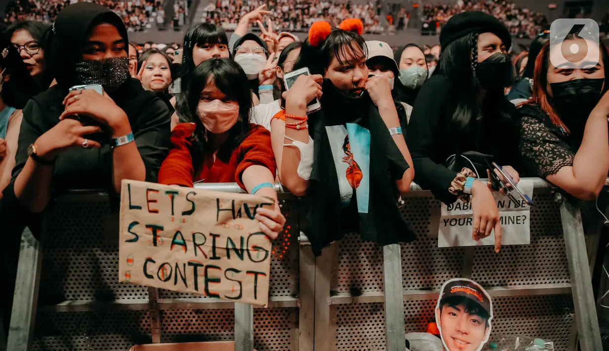 Sejumlah penonton saat menyaksikan grup rapper asal Korea Dream Perfect Regime (DPR) tampil dalam konser bertajuk The Regime World Tour Asia-Pasific di Jakarta, Selasa (6/12/2022). Dalam aksinya mereka membawa lagu  hits seperti Jasmine, Text Me. (Liputan6.com/Faizal Fanani)