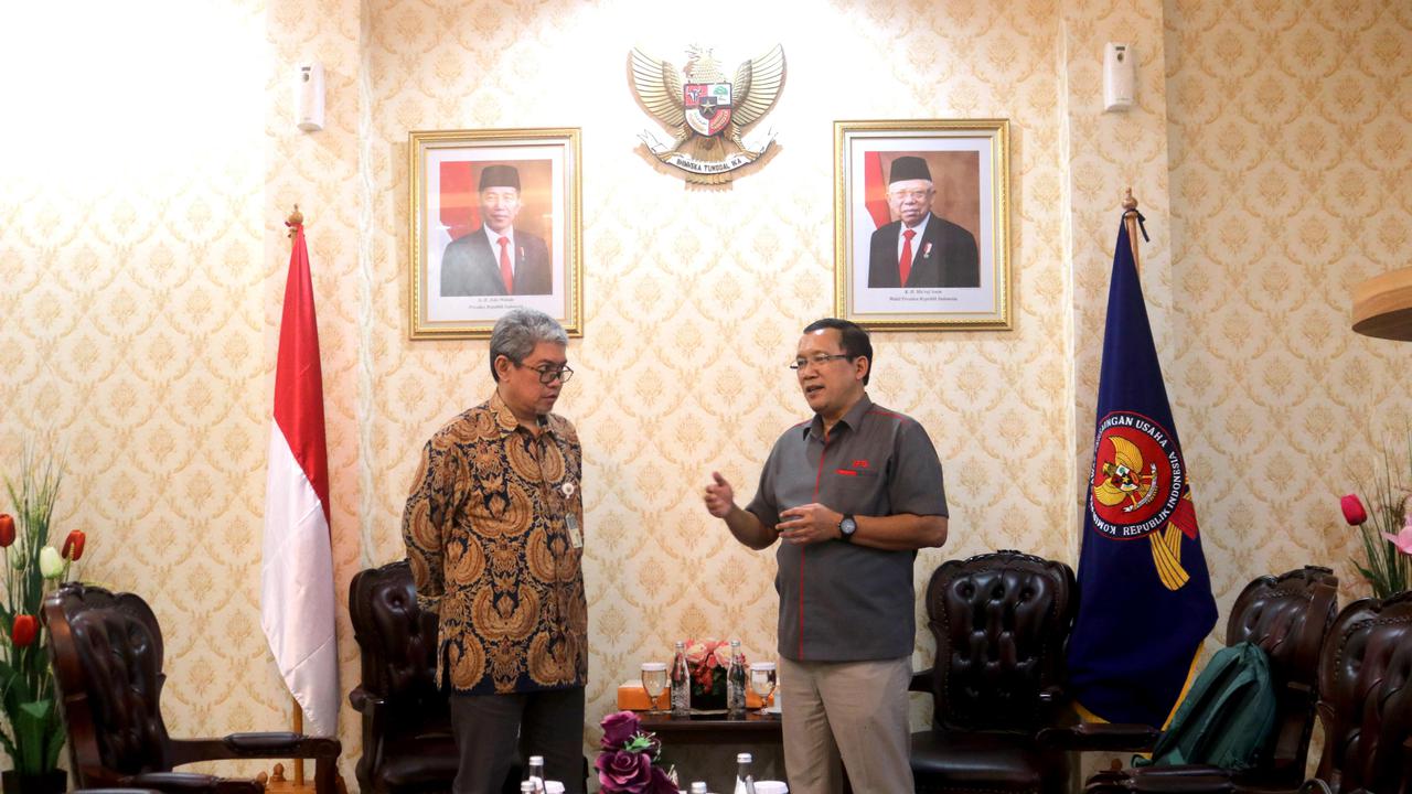 Wakil Direktur Utama IFG Haru Koesmahargyo (kanan) menerima Sertifikasi Program Kepatuhan Persaingan Usaha yang diberikan oleh Deputi Bidang Kajian dan Advokasi KPPU Taufik Ariyanto (kiri) di Jakarta, pada Kamis (22/08/24).  (Dok IFG)