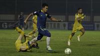 Gelandang PSIS Semarang, Bayu Nugroho, melewati gelandang Bhayangkara FC, Alsan Sanda, pada laga Piala Indonesia di Stadion PTIK, Jakarta, Selasa (19/2). Bhayangkara FC bermain imbang 1-1 melawan PSIS. (Bola.com/Yoppy Renato)