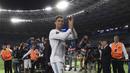 Bintang Real Madrid, Cristiano Ronaldo, menyapa suporter usai meraih juara Liga Champions di Stadion Olympic, Kiev, Minggu (26/5/2018). CR 7 mengakhiri kebersamaan sembilan tahun bersama Madrid untuk hijrah ke Juventus. (AFP/Paul Ellis)