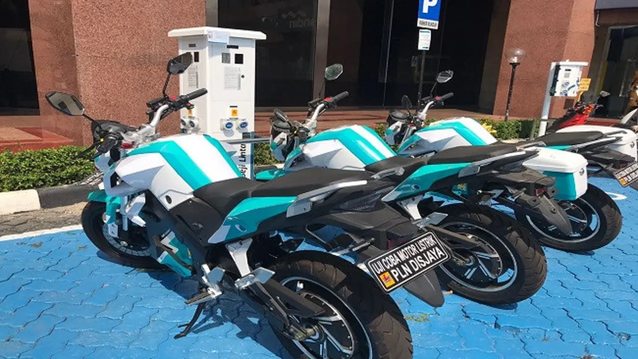 Saat ini PLN Disjaya sedang melakukan uji coba penggunaan 16 sepeda motor listrik, sebagai armada operasional.(Liputan6.com/Pebrianto Eko Wicaksono)