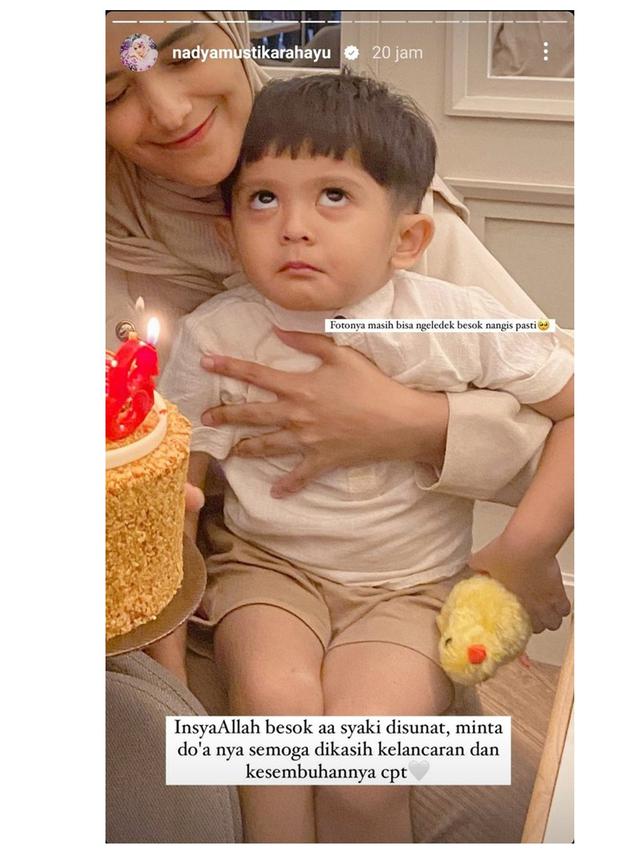 6 Potret Syaki Anak Nadya Mustika Disunat, Keberadaan Dua Ayah dan Ibu Jadi Sorotan