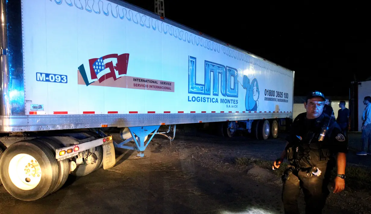 Kontainer truk trailer berisi lebih dari 100 mayat tak teridentifikasi dipindahkan dari Guadalajara menuju Jalisco, Senin (17/9). Aturan di Meksiko melarang dilakukannya kremasi terhadap jenazah yang berkaitan dengan kasus kriminalitas. (AFP/Ulises Ruiz)