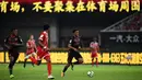Striker Arsenal, Alex Iwobi, menggiring bola saat pertandingan melawan Bayern Munchen pada laga ICC 2017, di Stadion Shanghai, Rabu (19/7/2017). Arsenal menang adu penalti dengan skor 3-2 atas Bayern Munchen. (AFP/Johannes Eisele)