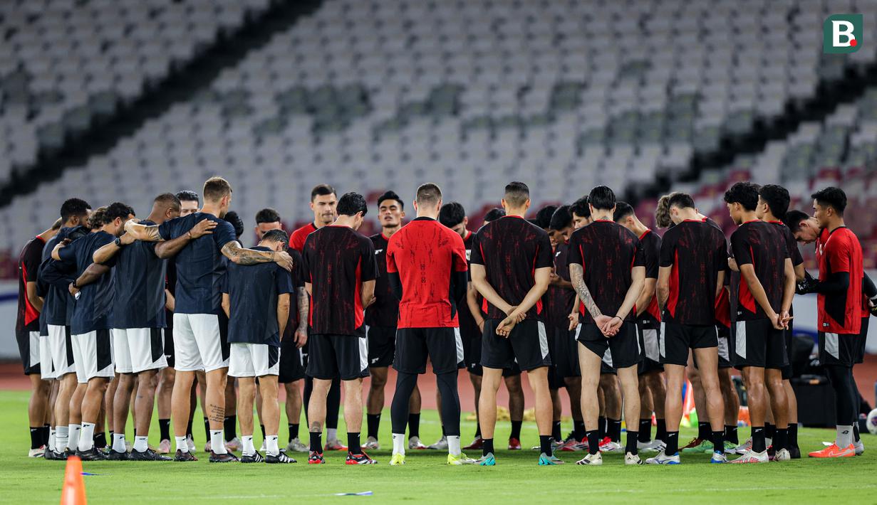 <p>Para pemain Timnas Indonesia berdoa sebelum memulai latihan resmi menjelang laga putaran ketiga Grup C Kualifikasi Piala Dunia 2026 di Stadion Utama Gelora Bung Karno (SUGBK), Senayan, Jakarta, Senin (24/03/2025). (Bola.com/Bagaskara Lazuardi)</p>