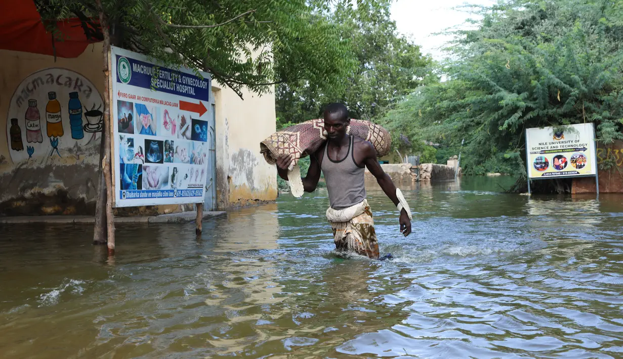 <p>Sungai Shabelle yang meluap membuat Banjir terjadi di tepian Beledweyne, di Somalia tengah. (AFP/Hasan Ali Elmi)</p>