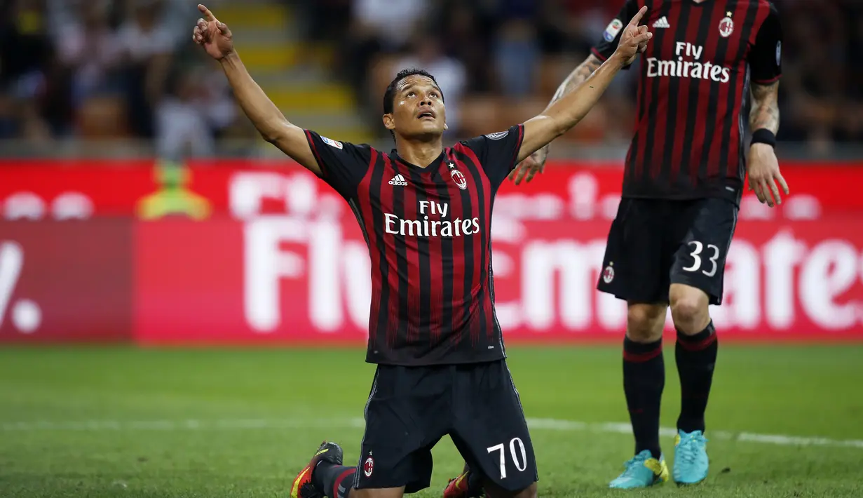 Penyerang AC Milan, Carlos Bacca melakukan selebrasi usai mencetak gol kegawang Sassuolo pada liga Italia di San Siro, Milan (3/9). AC Milan menang dramatis atas Sassuolo dengan skor 4-3. (AFP Photo/Marco Bertorello)