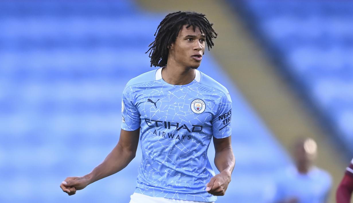 5. Nathan Ake (Manchester City) - Nathan Ake mampu menunjukkan kualitasnya menjaga lini pertahanan Manchester City di awal musim ini. Ketika Manchester City bersua Arsenal, Ake tampil sangat mengesankan saat menahan serangan yang dilakukan oleh lini depan The Gunners. (Laurence Griffiths/Pool via AP