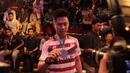 Kevin Sanjaya menunjukan medalinya saat menerima penghargaan dari Djarum Foundation atas prestasi gemilang pada ajang All England 2018 di Grand Indonesia, Jakarta (28/3/2018). Kevin menerima deposito sebesar Rp 200 juta. (Bola.com/Nick Hanoatubun)