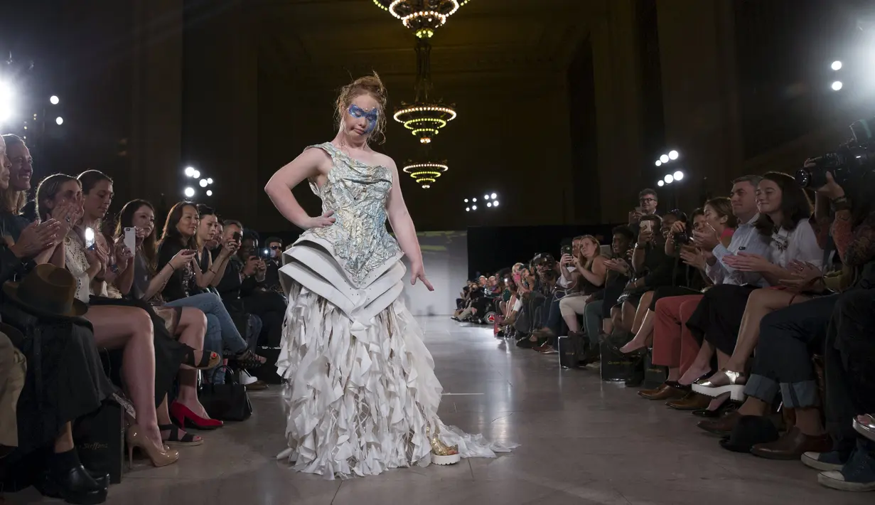 Madeline Stuart, model Australia dengan down syndrome saat memamerkan koleksi Hendrik Vermeulen untuk Musim Panas dan Semi 2016 di acara peragaan busana New York Fashion Week, Minggu (13/9/2015). (REUTERS/Andrew Kelly)