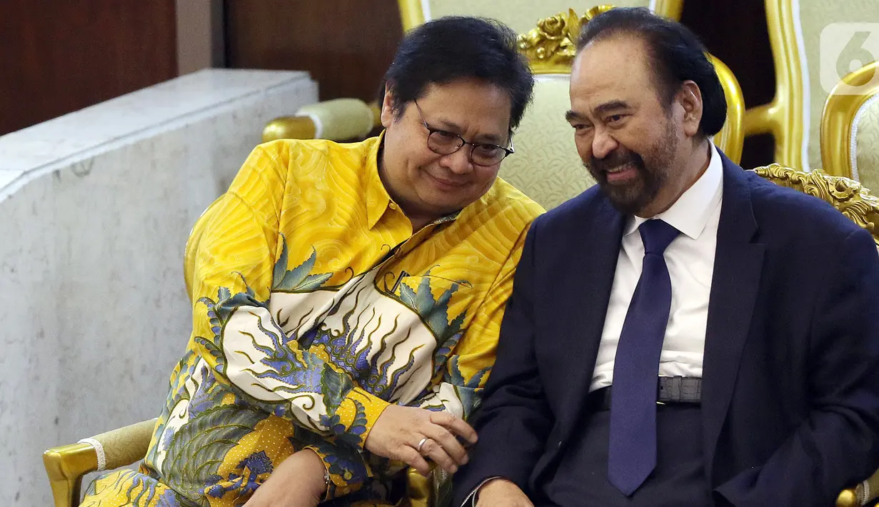 Ketua Umum Partai Golkar Airlangga Hartarto berbincang dengan Ketua Umum Partai NasDem Surya Paloh pada Rapat Paripurna MPR di kompleks parlemen, Jakarta, Kamis (3/10/2019). Bambang Soesatyo resmi menjadi Ketua MPR periode 2019-2024. (Liputan6.com/Johan Tallo)