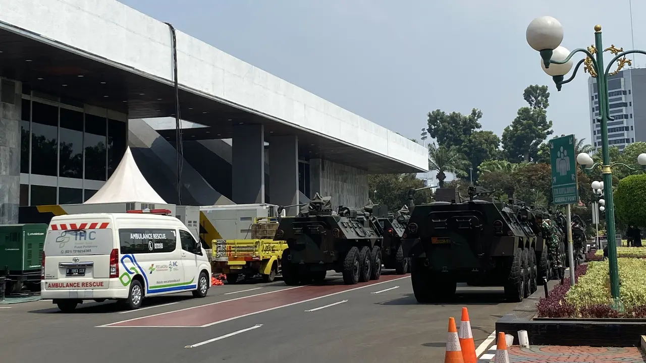 Sejumlah kendaraan taktis telah bersiaga di halaman kompleks parlemen Senayan, Jakarta, pada H-2 (18/10/2024) Pelantikan Presiden dan Wakil Presiden Terpilih Prabowo Subianto-Gibran Rakabuming Raka.
