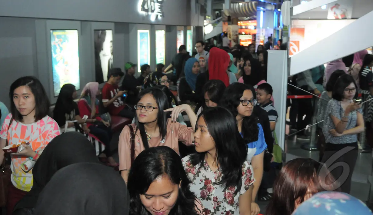 Antrean para Cinemaholic saat menukarkan tiket jelang nonton bareng film Cinderella di Blitzmegaplex Central Park, Jakarta, Sabtu (14/3/2015). (Liputan6.com/Herman Zakharia)