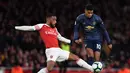 Duel antara Marcus Rashford dan Lacazatte pada laga lanjutan Premier League yang berlangsung di Stadion Emirates, London, Minggu (10/3). Arsenal menang 2-0 atas Man United. (AFP/Ben Stansall)