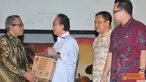 Citizen6, Bogor: Menteri kelautan dan Perikanan Sharif C.Sutardjo menerima cinderamata dari Rektor IPB dalam event Ecology Expo 2012. (Pengirim: Efrimal Bahri)