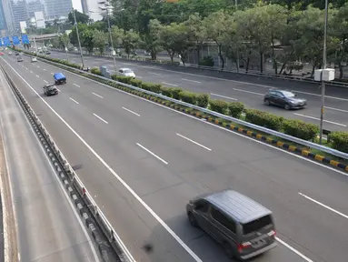 Sejumlah ruas jalan di Jakarta tampak lengang saat unjuk rasa besar-besaran terjadi di Jakarta, Jumat, (4/11). Aksi Damai 4 November ini terkait dugaan penistaan agama oleh Basuki `Ahok` Tjahaja Purnama. (Liputan6.com/Helmi Afandi) 