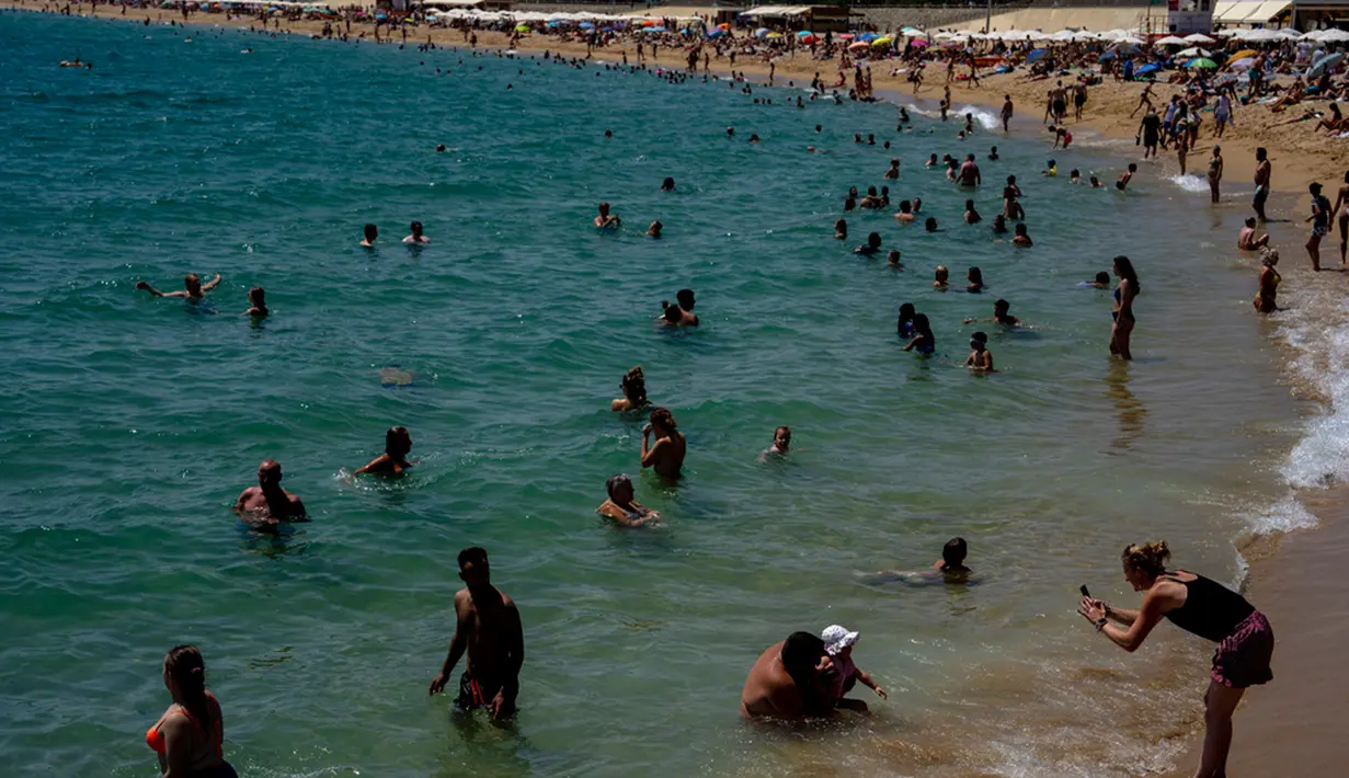 Sementara itu, Organisasi Meteorologi Dunia (WMO) mengatakan suhu rata-rata global untuk bulan Juli 2023 dipastikan menjadi rekor tertinggi dibandingkan bulan manapun. (AP Photo/Emilio Morenatti)