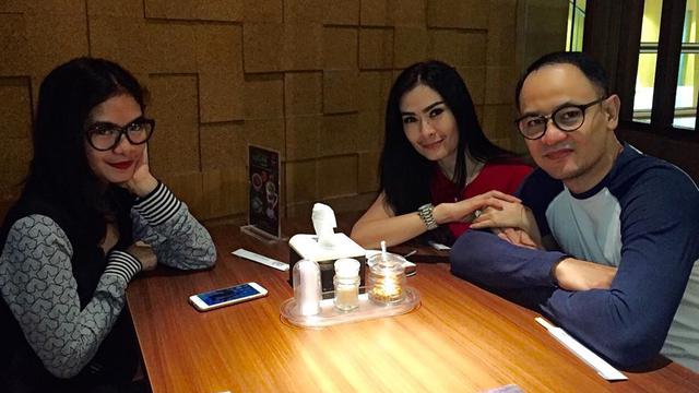 Jadi Ayah Sambung, Ini 6 Potret Kedekatan Suami Iis Dahlia dan Salshadilla