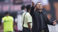 Pelatih Borneo FC, Ricky Nelson, melakukan protes saat melawan Persija pada laga Liga 1 di Stadion Patriot Bekasi, Jawa Barat, Minggu (16/7/2017). Persija menang 1-0 atas Borneo FC. (Bola.com/Vitalis Yogi Trisna)