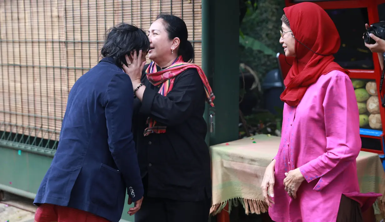 Tepat pukul 09.05 WIB, akad nikah dimulai. Sebelum resmi memasuki ruangan, Ria Irawan dan Mayky Wongkar terlihat santai menunggu maskawin yang tertinggal dirumah. (Adrian Putra/Bintang.com)