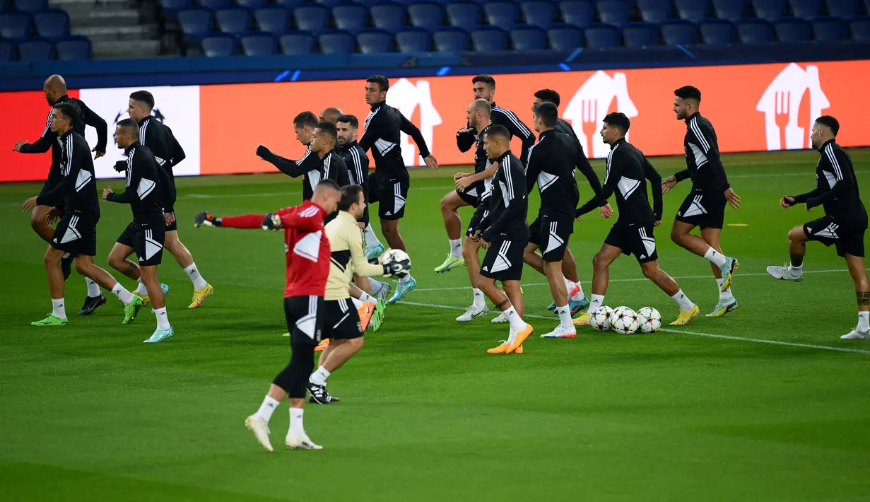 Para pemain Benfica menghadiri sesi latihan menjelang matchday 4 Grup H Liga Champions kontra Paris Saint-Germain di stadion The Parc des Princes di Paris pada 10 Oktober 2022. Duel PSG vs Benfica akan tersaji di Stadion Parc des Princes, Rabu (12/10/2022) dini hari WIB. (Anne-Christine POUJOULAT / AFP)