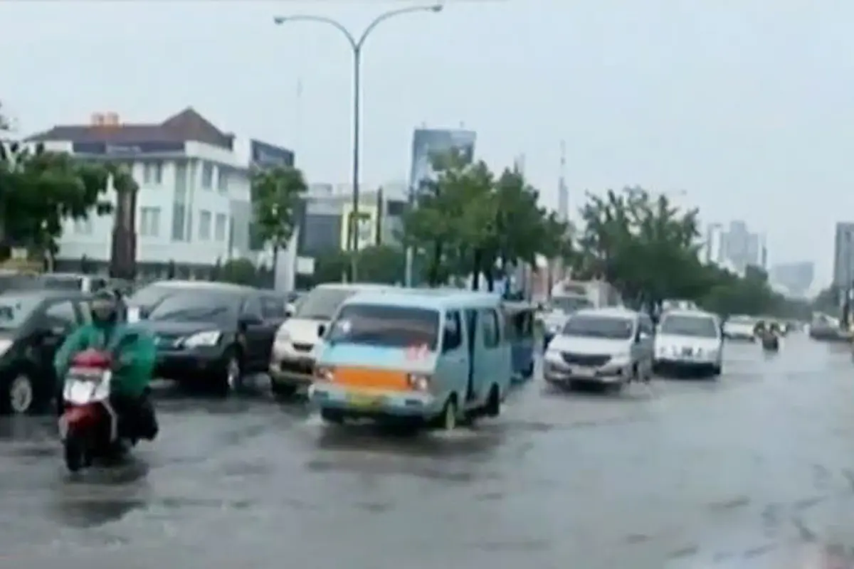 VIDEO: Pasca-Hujan Jalanan Jakarta Masih Banyak Tergenang