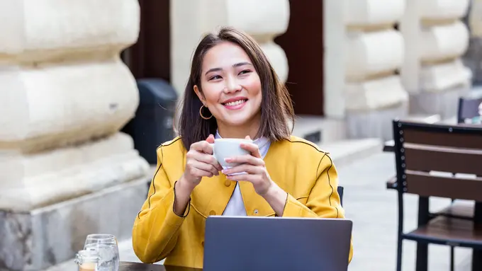 bahagia tersenyum minum kopi
