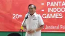 Ketua Umum PP PBVSI Imam Sudjarwo memberikan sambutan dalam acara pelepasan Timnas voli putri dan voli pantai putra Indonesia menuju Asian Games 2026 di Padepokan Voli Jenderal Polisi Kunarto, Sentul, Bogor, Minggu (13/9/2026). Imam berharap tim voli pantai putra mampu meraih medali emas, sementara tim voli putri ditargetkan menembus lima besar. (Bola.com/Arif Anggara Mulya)