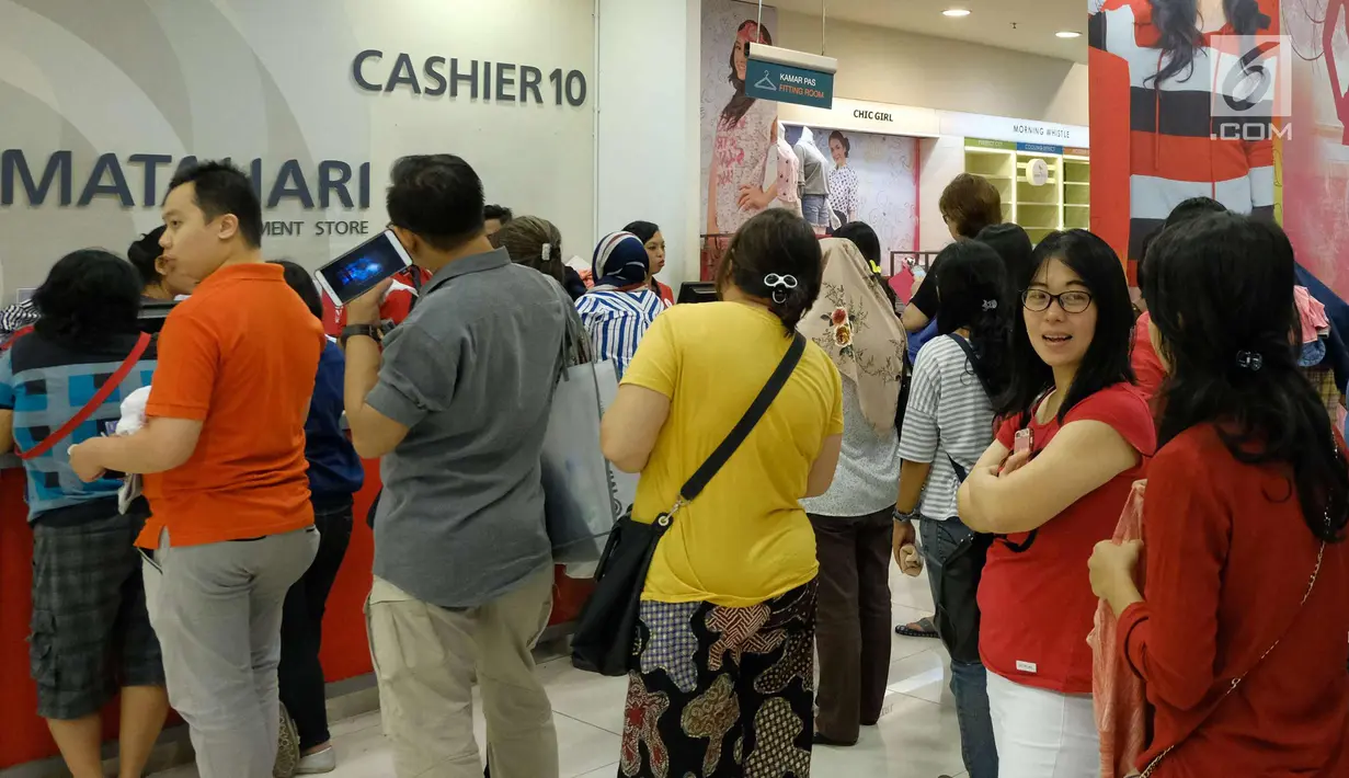 Pengunjung mengantre di kasir Gerai Matahari Mall di Taman Anggrek, Jakarta, Sabtu (25/11).  Jelang ditutup permanen, Matahari Mall menggelar diskon besar-besaran, gerai Matahari di Taman Anggrek akan ditutup (3/12/2017). (liputan6.com/Angga Yuniar)