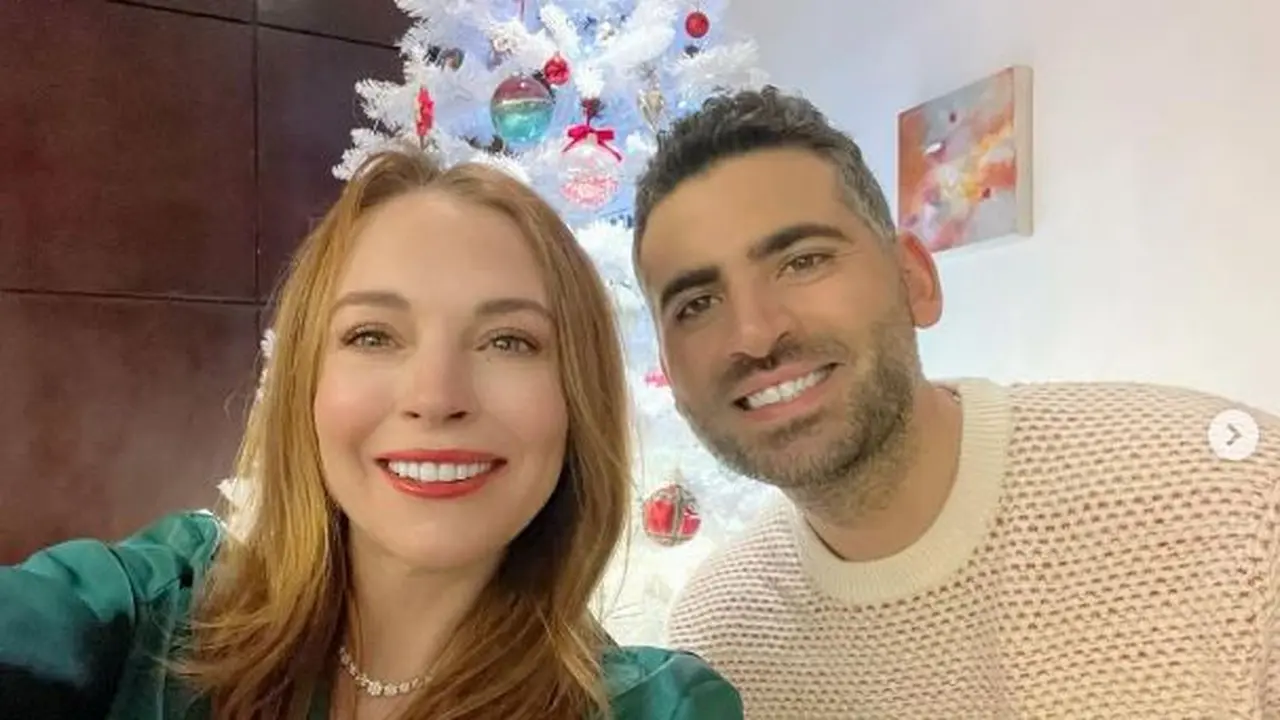 Aktris Lindsay Lohan mengunggah momen Natal tahun ini bersama suaminya, Bader Shammas, pengusaha Kuwait, yang seorang muslim. (Foto: IG)