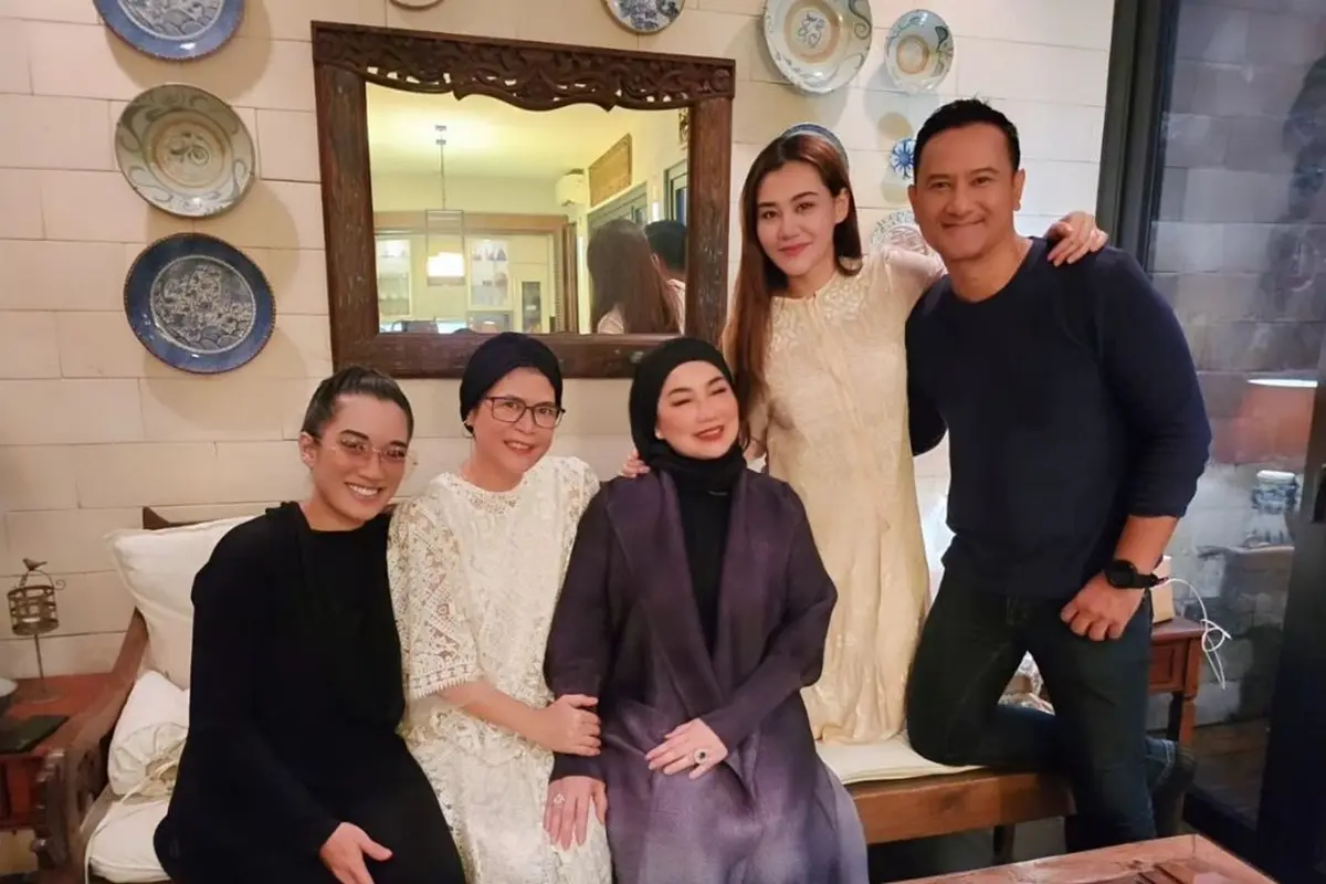 Potret Reza Artamevia rayakan lebaran bersama keluarga mendiang Adjie Massaid (Sumber: Instagram/@rezaartameviaofficial)