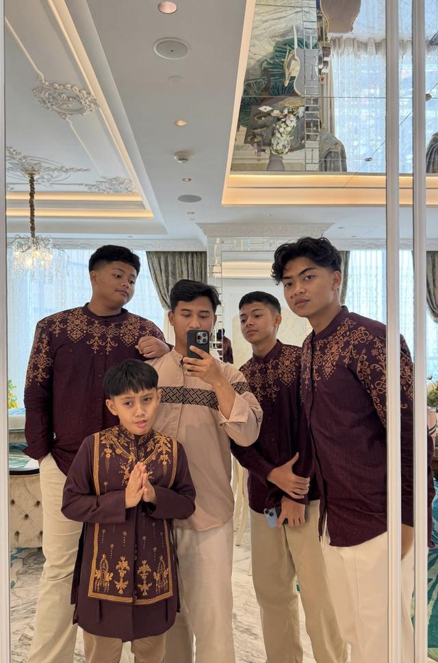 Interior Kaca Besar dengan Lantai Marmer