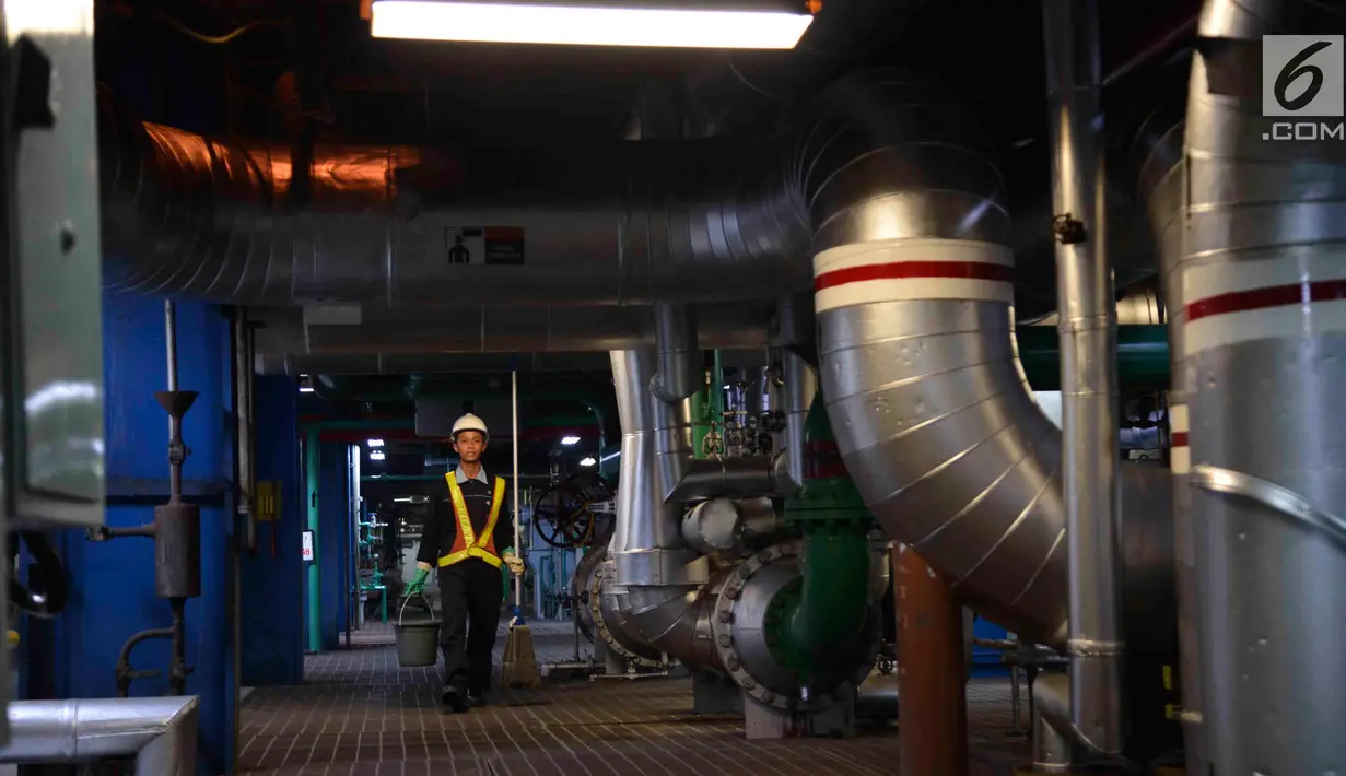 Petugas bersiap membersihkan area di PLTGU Muara Karang, Jakarta, Rabu (21/3). ISS Indonesia memberikan layanan industrial cleaning kepada PT Pembangkitan Jawa Bali (PJB) Unit Pembangkit Muara Karang sejak awal 2016 . (Liputan6.com/Angga Yuniar)