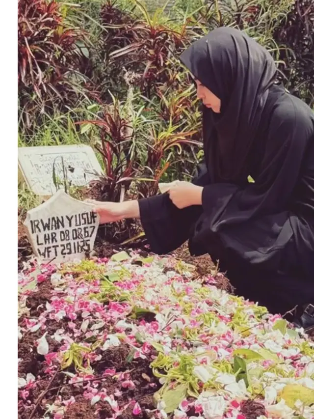 6 Potret Pemakaman Ayah Marshanda di Malang, Sienna Turut Antar Kakek