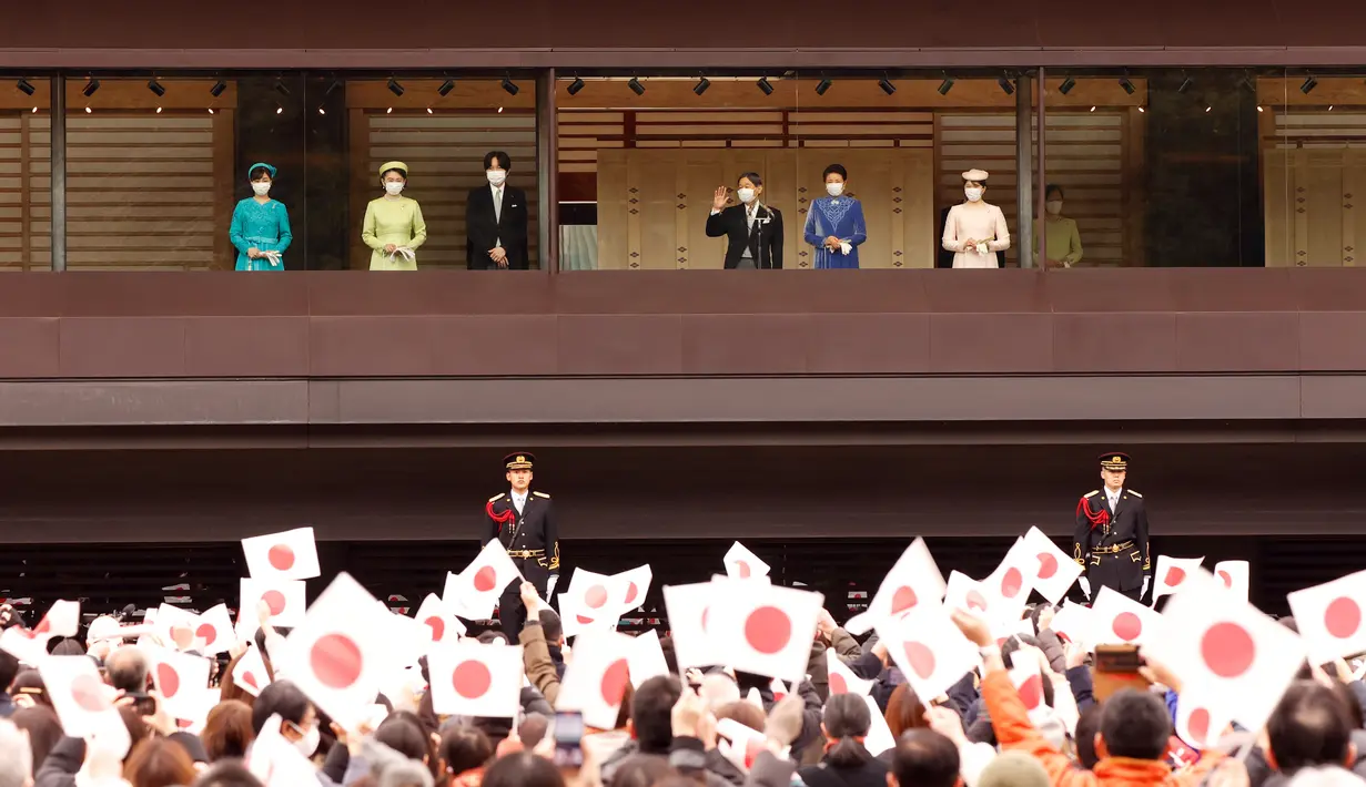 <p>Kaisar Jepang Naruhito (keempat dari kiri) berdiri di samping Permaisuri Masako (berbaju biru), dan putri mereka Putri Aiko (berbaju merah jambu), melambai ke hadirin saat perayaan ulang tahunnya di Istana Kekaisaran, Tokyo, Jepang, Kamis (23/2/2023). Putra Mahkota Akishino (ketiga dari kiri), istrinya Putri Mahkota Kiko (kedua dari kiri), dan putri mereka Putri Kako juga berdiri di sampingnya. (Rodrigo Reyes Marin/Pool Photo via AP)</p>