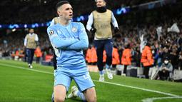 Phil Foden yang kini tengah menjalani musim ke-7 bersama Manchester City hingga kini juga telah tampil dalam 50 laga bareng The Citizens di Liga Champions dengan torehan 14 gol dan 11 assist. Laga ke-50 dilakoninya saat menang 3-1 atas FC Copenhagen pada leg pertama babak 16 besar Liga Champions 2023/2024 (13/2/2024). Satu trofi Liga Champions bareng The Citizens juga sukses diraihnya pada musim 2022/2023. (AFP/Oli Scarff)