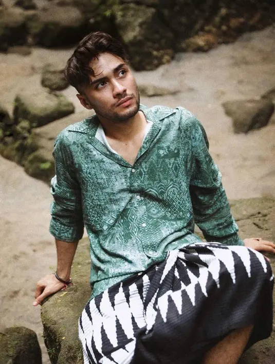 Ingin tampil dengan kain nusantara tapi bingung memadukannya? Kemeja motif tenun seperti Refal Hady ini bisa jadi pilihan yang menarik. (Instagram/refalhady).