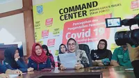 Kepala Dinas Kesehatan Kota Jambi, dr Ida Yuliati (tengah) saat memaparkan kondisi terkini penanganan Covid-19, Jumat (20/3/2020). Pemkot Jambi mengklaim daerahnya masih zero Covid-19. (Liputan6.com / Gresi Plasmanto)