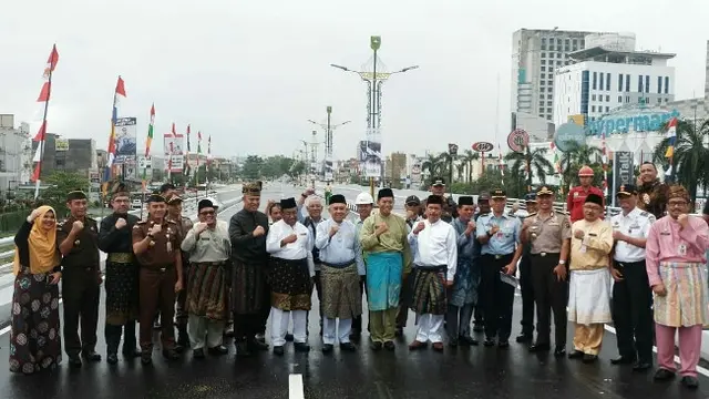 Sejumlah pejabat di Riau usai meresmikan penggunaan Fly Over Simpang SKA