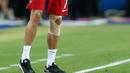 Ronaldo menginstruksikan rekan-rekanya saat laga final Euro 2016 antara Portugal vs Prancis di Paris, Prancis, Senin (11/6). Ronaldo terpaksa keluar lapangan akibat cedera usai berbenturan dengan Dimitri Payet. (REUTERS/Michael Dalder)