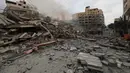 Asap mengepul dari bangunan yang hancur akibat serangan udara Israel di distrik al-Rimal, Kota Gaza, pada 10 Oktober 2023. (Mahmud HAMS/AFP)