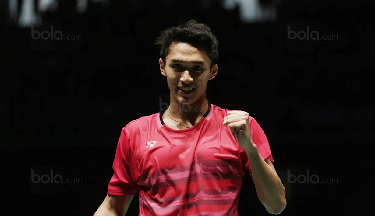 Tunggal putra Indonesia, Jonatan Christie, melakukan selebrasi usai mengalahkan pemain Thailand, Khosit Phetpradab, di Axiata Arena, Selasa (29/8/2017). Jonatan Christie menang 21-19, 21-10 atas Khosit Phetpradab. (Bola.com/Vitalis Yogi Trisna)