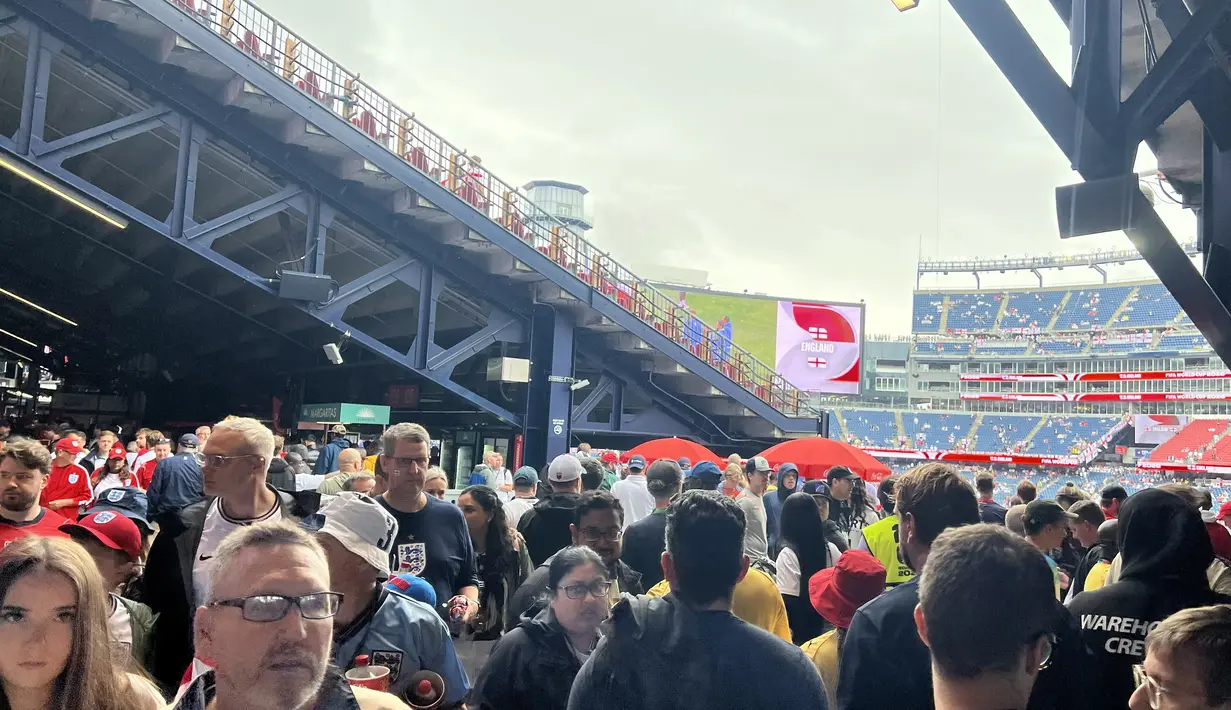 Suporter Inggris dan Ghana memadati area Gillette Stadium, Foxborough, Boston, AS, Senin (23/6/2026). Para pendukung kedua tim bersiap memasuki tribun untuk menyaksikan laga fase grup Piala Dunia 2026 antara Inggris melawan Ghana. (KLY Sports/Hery Kurniawan)