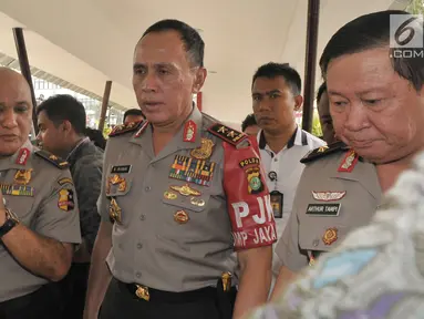 Kapolda Metro Jaya Irjen M Iriawan menyambangi Rumah Sakit Polri, Jakarta Timur, Kamis (25/5). Kedatangan Kapolda untuk menjenguk empat polisi yang menjadi korban bom Kampung Melayu. (Liputan6.com/Helmi Afandi)