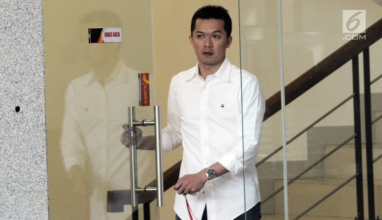 Mantan pemain bulutangkis Indonesia, Taufik Hidayat seusai menjalani pemeriksaan di Gedung KPK, Jakarta, Kamis (1/8/2019). Taufik Hidayat memenuhi panggilan KPK menjalani pemeriksaan terkait dengan jabatannya sebagai  Staf Khusus Menteri Pemuda dan Olahraga (Menpora). (merdeka.com/Dwi Narwoko)