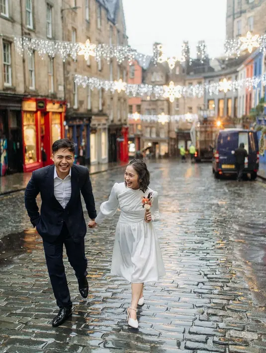 Keduanya tetap asik berfoto, serasa dunia milik berdua [@gritteagathaa]