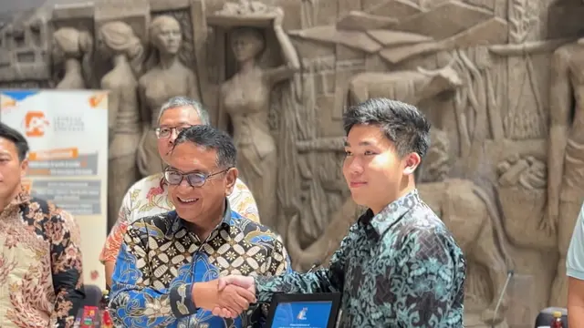 Potret Penyerahan Plakat kepada Didik Madiyono dalam Press Conference LPS Presents the 47th Jazz Goes to Campus Sarinah, Jakarta Pusat (Dok/Patricia Vianney)