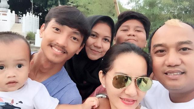 7 Potret Istri Kedua Aziz Gagap, Punya Gaya Modis dan Akrab dengan Istri Pertama