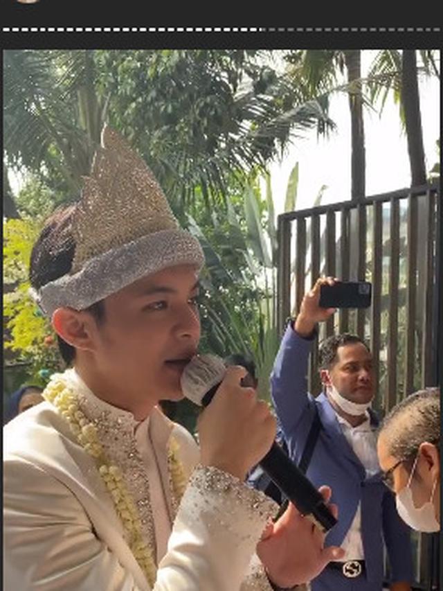Ciptakan Lagu Khusus, Ini 6 Momen Rey Mbayang Nyanyi Untuk Sang Istri